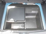 リヤトレイの下に収納BOXが有ります