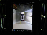 360°カメラが駐車場での運転操作をサポートします。