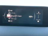 お手元のスマートフォンと接続して頂く事で使用可能な「Apple CarPlay/Android Auto」電話の応答は勿論、メッセージの受信やLINE、音楽接続からナビアプリの使用まで幅広く活躍致します。