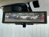 【インテリジェントルームミラー】です。車両後方のカメラ映像がミラー(液晶画面)に写るので、後席の人や荷物が写りこみません。夜間や悪天候でも視界が良好です♪