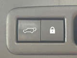 【パワーバックドア】スマートキーや運転席のボタンを押すだけでリアゲートが自動で開閉します!荷物を持っている時や、高い位置にあるバックドアを閉める際に便利な機能です♪