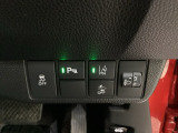 ハンドルの右側にはヘッドライトレベライザーとHondaセンシング用のメインスイッチなどがついています。ヘッドライトレベライザーは道路状況や積荷の加重に応じてライトの高さを調節できます。