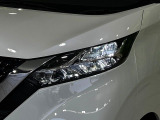 【LEDヘッドライト】悪天候や夜間走行時も良好な視界を確保し安心して運転できる高輝度LEDヘッドライトを装備!点灯速度が早く、消費電力も抑えられています。