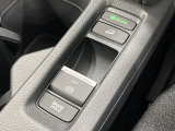 【電動パーキングブレーキ】パーキングブレーキは便利な電動式!ボタン一つで操作でき、アクセルを踏めば自動で解除されます♪レバーやペダルが無いので運転席廻りもすっきりしますね♪