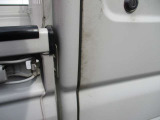 外装と内装の状態を分かりやすく撮影しました。運転席ドアです。エッジ部等にキズがございます。その他、外装に線キズがございます。