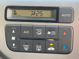 【オートエアコン】一度お好みの温度に設定すれば、車内の温度を検知し風量や温度を自動で調整。暑い…寒い…と何度もスイッチ操作をする必要はありません。快適な車内空間には必須の機能ですね♪