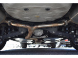 車両後方からの下回りです。マフラー防錆塗装や下回り防錆施工等も可能でございます。