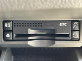 【ETC】有料道路を利用する際に料金所で停止することなく通過できる、ETC車載器(ノンストップ自動料金収受システム機器)が装備されています。セットアップを行うことで利用可能になります。