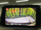 【バックカメラ】駐車時に後方がリアルタイム映像で確認できます。大型商業施設や立体駐車場での駐車時や、夜間のバック時に大活躍!運転スキルに関わらず、今や必須となった装備のひとつです!