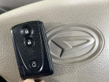 【キーレス】少し離れた場所からでもボタン一つでドアの開錠・施錠ができるのでとっても便利!ドアの鍵穴周りに傷をつけることもありません♪
