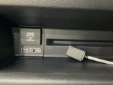 助手席前には横長のトレーとアクセサリーソケットがついています。その下に充電可能なUSB端子が2個ついていますので、手前のトレーにスマートフォンを置いて移動中でも充電できるので便利です。