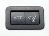 【パワーバックドア】スマートキーや運転席のボタンを押すだけでリアゲートが自動で開閉します!荷物を持っている時や、高い位置にあるバックドアを閉める際に便利な機能です♪