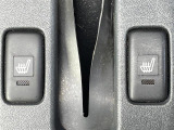 【シートヒーター】シートを温めてくれる暖房機器です!長時間座っていると負担が掛かりやすい背中や腰、または冬場などの寒い日に冷えやすい脚部に快適なぬくもりを伝えます。