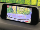 【バックカメラ】駐車時に後方がリアルタイム映像で確認できます。大型商業施設や立体駐車場での駐車時や、夜間のバック時に大活躍!運転スキルに関わらず、今や必須となった装備のひとつです!