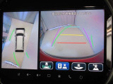 全方位モニター付きです。車両を上から見たような映像をナビゲーション画面に表示。運転席からの目視だけでは見にくい、車両周辺の状況をリアルタイムでしっかり確認できます。