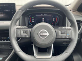 ハンドルにあるステアリングスイッチで、運転中のオーディオ操作も安全に!