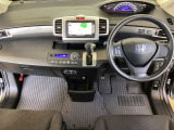 車内は光触媒抗菌消臭施工済です。スタイリッシュなデザインでスポーティなインパネ周りを演出します。グローブボックスやカップホルダーのほかにトレーなどたくさんの収納スペースが付いています。