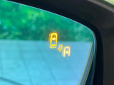 【ブラインドスポットモニタリング】走行中、ドアミラーの死角になりやすい箇所に後続車が接近するとサイドミラー付近に警告を表示、ドライバーに注意喚起をしてくれます。