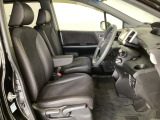 女性でも運転がしやすいように、シートの高さ調整機能(シートリフター)がついています。運転席と助手席の間が空いている為、助手席側への移動がスムーズです。交通量の多い道でも助手席側から乗り降りができます。