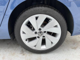 (専用アルミホイール)車種グレードごとに設定されており、デザインにすっきりとマッチした印象です。