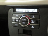 電動パーキングブレーキ。指先で簡単操作。ホールドボタンで信号待ち、渋滞時、ブレークペダルから足がはなせてとても楽ちん。