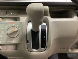 4速AT車のセレクトレバーです。低速から高速までスムーズな走りを実現するとともに、エンジン効率のよい領域を維持することで燃費にも貢献します。
