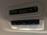 【リアオートエアコン】風量や温度を自動で調整し前席と同様な車内環境にしてくれるリアオートエアコンを装備。夏の暑さも冬の寒さもストレスなく快適にお過ごしいただけます♪