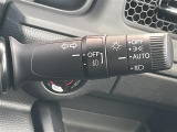 【オートライト(AUTO)】外の明るさをシステムが感知して、自動でヘッドライトが点灯します。ヘッドライトをつけ忘れを防ぐ便利機能です。