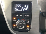 【オートエアコン】一度お好みの温度に設定すれば、車内の温度を検知し風量や温度を自動で調整。暑い…寒い…と何度もスイッチ操作をする必要はありません。快適な車内空間には必須の機能ですね♪