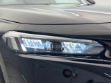 【LEDヘッドライト】悪天候や夜間走行時も良好な視界を確保し安心して運転できる高輝度LEDヘッドライトを装備!点灯速度が早く、消費電力も抑えられています。