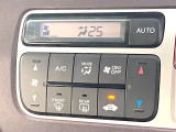 【オートエアコン】一度お好みの温度に設定すれば、車内の温度を検知し風量や温度を自動で調整。暑い…寒い…と何度もスイッチ操作をする必要はありません。快適な車内空間には必須の機能ですね♪