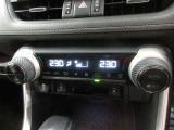 左右でエアコン温度を別々に設定が可能。暑がりと寒がりが一緒に乗車しても大丈夫ですよ!
