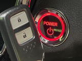 【Hondaスマートキー】カバンやポケットに入れたままでもドアの施錠・解錠が可能なスマートキーを装備。エンジンのオン・オフ時もカギを取り出す必要が無いからとっても便利です♪