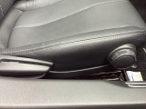運転席にはドライバーの体型や好みに応じて前後方向だけでなく、高さの調整ができるシートリフターを装備!