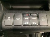 両側電動スライドドアは運転席から操作ができるよう、操作スイッチが付いています。VSA(ABS+TCS+横滑り抑制)解除スイッチなども装備しています。