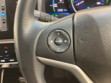 ステアリングにオーディオ操作スイッチが付いています。オーディオ画面に直接タッチしなくても操作が出来ますので、運転に集中できます。
