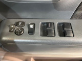 【電動格納ミラー】サイドミラーは電動格納式となっており、狭い駐車場でもキズがつくリスクを抑えられます。