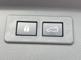 【パワーバックドア】スマートキーや運転席のボタンを押すだけでリアゲートが自動で開閉します!荷物を持っている時や、高い位置にあるバックドアを閉める際に便利な機能です♪