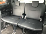 3列目シートもゆったりくつろげる空間になってます。