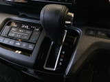 CVT車のセレクトレバーです。低速から高速まで、変速ショックのないスムーズな走りを実現するとともに、エンジン効率のよい領域を維持することで燃費にも貢献します。