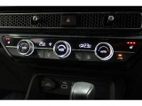オートエアコンは左右席で独立温度コントロールが可能です。シートヒーター付きで、冷えた車内でもスイッチを押せば数秒で座面と背もたれがあたたかくなります。