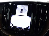 360°ビューカメラは駐車枠や周囲の車両との位置関係が一目瞭然で駐車をサポートしてくれるだけでなく、車両直近の死角を減らして安全性を高める装備。ステアリング切り角に連動した進路予測線も表示されます。