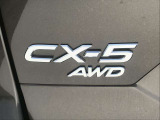 【AWD】前輪と後輪すべてに駆動力を配分し、悪路や滑りやすい路面でも安定した走行を可能にするシステムです。