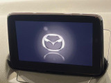 【マツダコネクトナビ】車内の雰囲気にマッチした一体型タイプのナビ。各種車輌設定やBluetooth再生等、様々な機能が楽しめます。直感的なダイヤル操作が可能で、使い勝手も良好です。