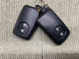 手荷物が多いときでも、スマートキーをバッグやポケットに携帯していれば、キーを取り出すことなくドアの解錠・施錠ができます