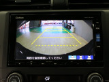 【バックカメラ】シフトを「R」の位置に入れると、自動的に画面がカメラ映像に切り替わり後方の視界をサポートする必須装備です!