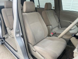 運転席まわりには十分なスペースがあり、大柄な方でもゆったり運転していただける環境です。