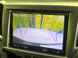 【バックカメラ】駐車時に後方がリアルタイム映像で確認できます。大型商業施設や立体駐車場での駐車時や、夜間のバック時に大活躍!運転スキルに関わらず、今や必須となった装備のひとつです!