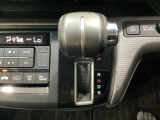 CVT車のセレクトレバーです。低速から高速まで、変速ショックのないスムーズな走りを実現するとともに、エンジン効率のよい領域を維持することで燃費にも貢献します。