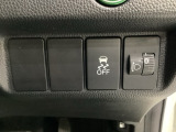 ハンドルの右側にはヘットライトリベライザーとHondaセンシング用のVSA解除スイッチなどがついています。ヘッドライトリベライザーは道路状況や積荷の加重に応じてライトの高さを調節できます。